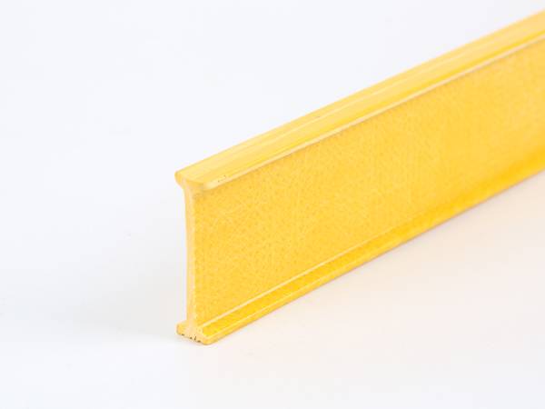 Une poutre jaune FRP/GRP avec une surface de bride lisse.
