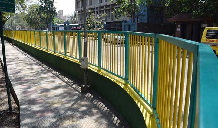 La clôture FRP/GRP sur la passerelle avec deux couleurs différentes.