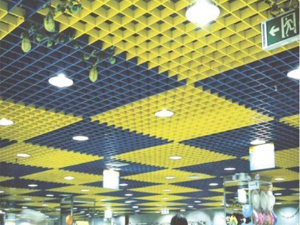 Des grilles FRP/GRP jaune et gris foncé sont installées au plafond.