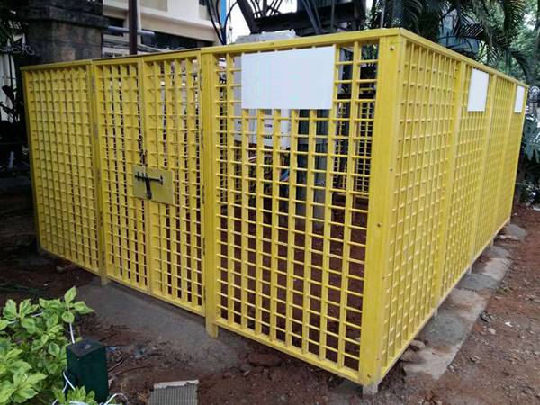La valla de rejilla moldeada FRP/GRP se utiliza como barandilla de seguridad de la subestación eléctrica.