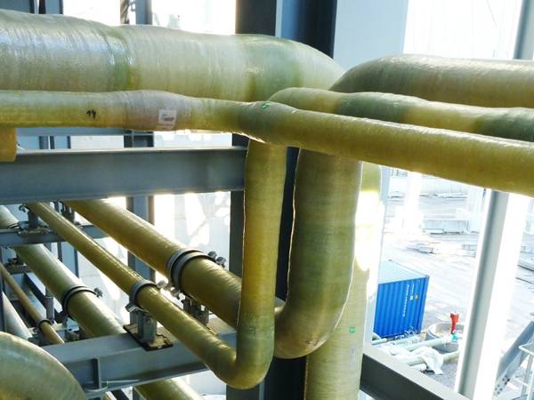 Varias tuberías de frp con diferente tipo de conexión.
