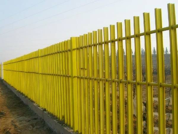 The FRP/GRP pultruded grating fencing is used to divide the two areas.