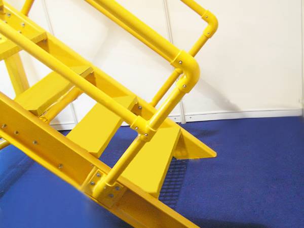 Escalera amarilla con estructura de tubos redondos FRP/GRP.