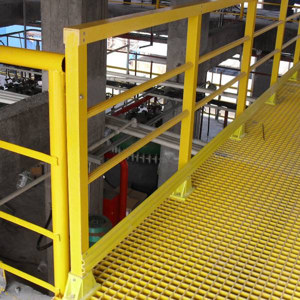 Una plataforma de trabajo con pasamanos FRP/GRP hechos por tubo cuadrado.
