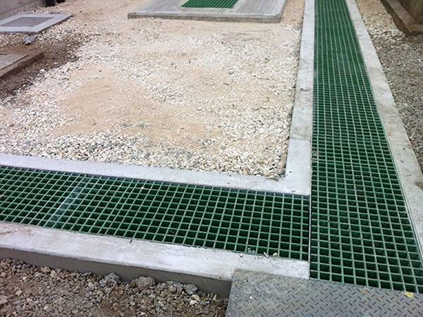 Green trench covers are placed in the factory.