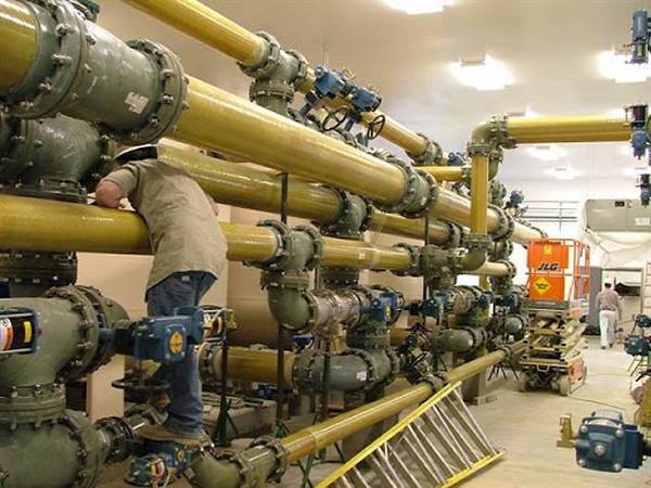 Les tuyaux FRP sont installés dans l'usine.