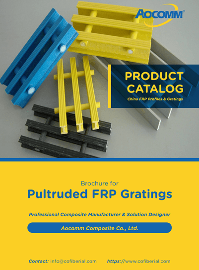Cinq grilles de FRP pultrudées de couleurs et de tailles différentes sur fond gris.